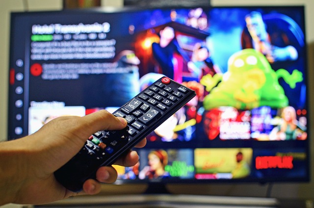 Netflix jako přelomový hráč: Jaký je jeho vliv na trhovou konkurenci a tradiční televizi